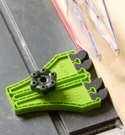 Portable Saw Featherboard 7 Portable Saw Featherboard -Lee Valley 03J7639 u 0174