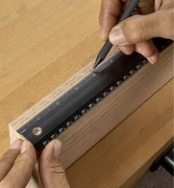 Veritas 18"/450mm Aluminum Bench Rule 7 Veritas 18"/450mm Aluminum Bench Rule -Lee Valley 05N0513 u 5099