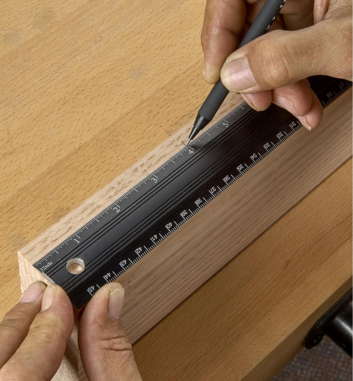 Veritas 18"/450mm Aluminum Bench Rule 4 Veritas 18"/450mm Aluminum Bench Rule - Image 4