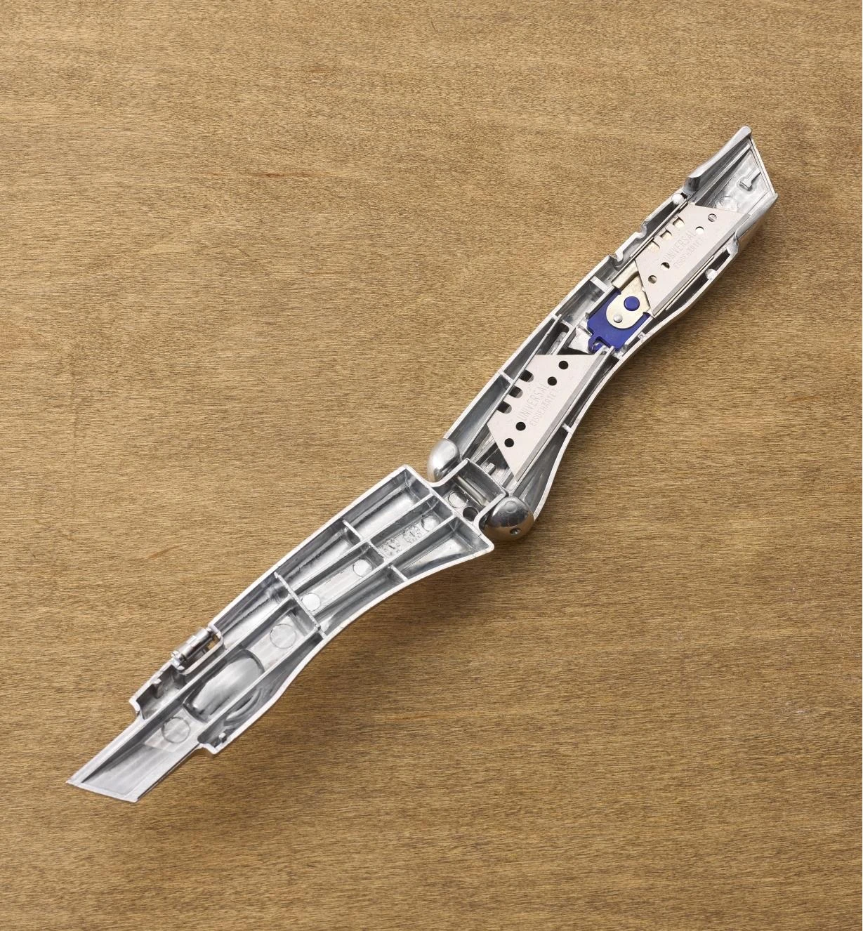 Delphin 2013 Retractable Knife With Holster 1 Delphin 2013 Retractable Knife With Holster