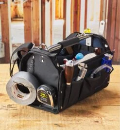 Carpenter's Tool Bag 12 Carpenter's Tool Bag -Lee Valley 68K4216 u 0130