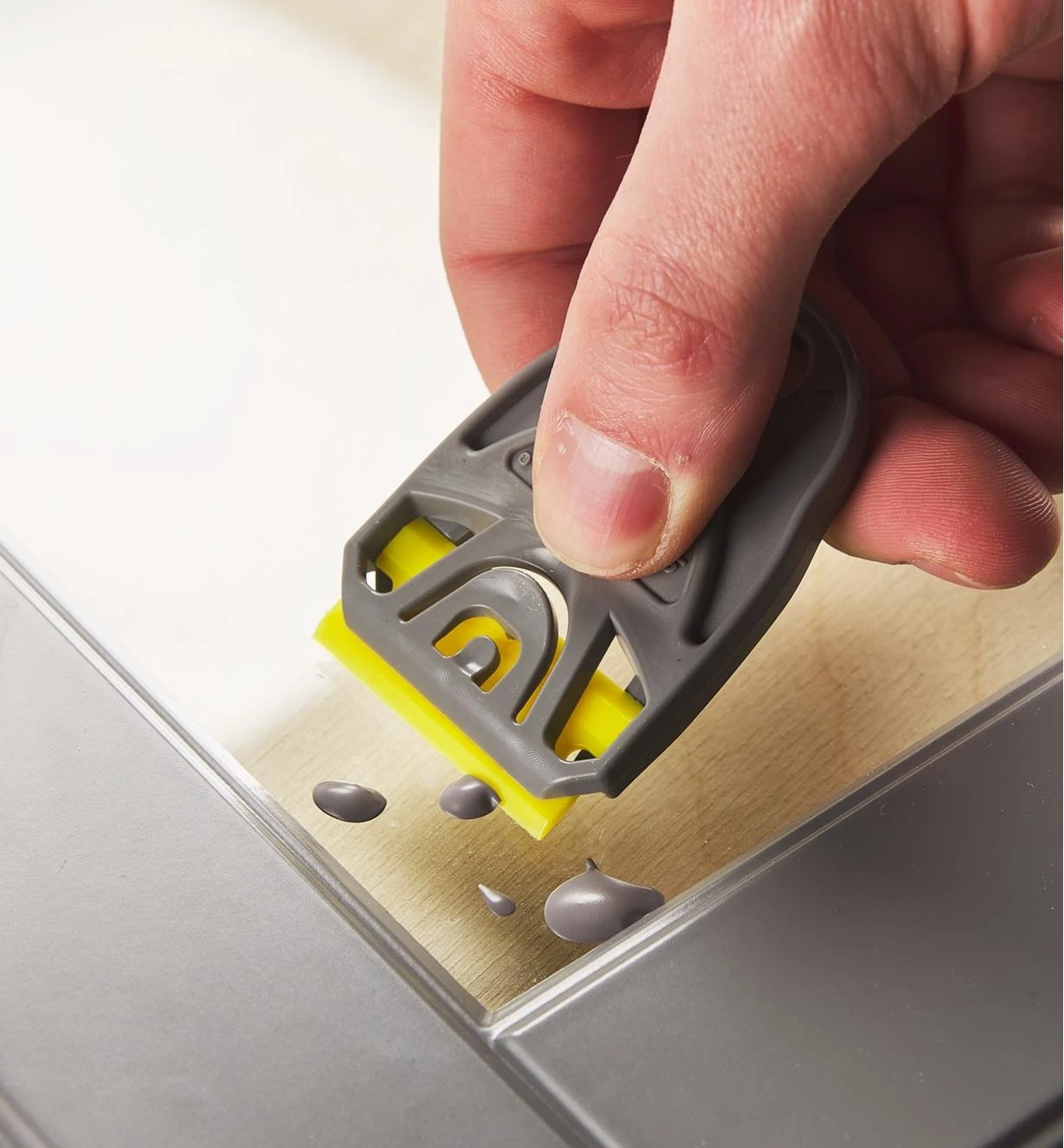 Small Holder & 6 Yellow Plastic Razor Blades 2 Small Holder & 6 Yellow Plastic Razor Blades - Image 2